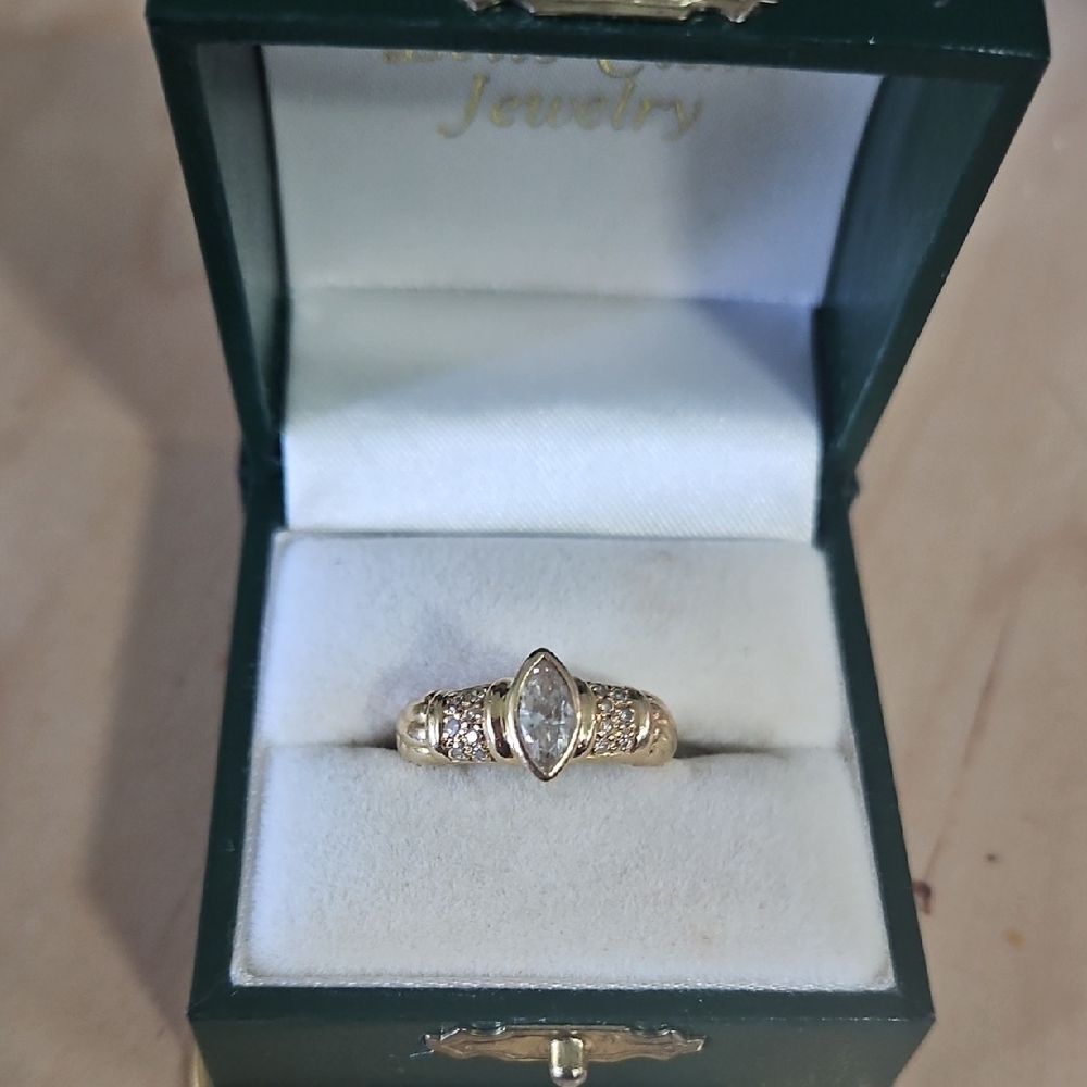 Beautiful 18K Marquis Diamond Ring